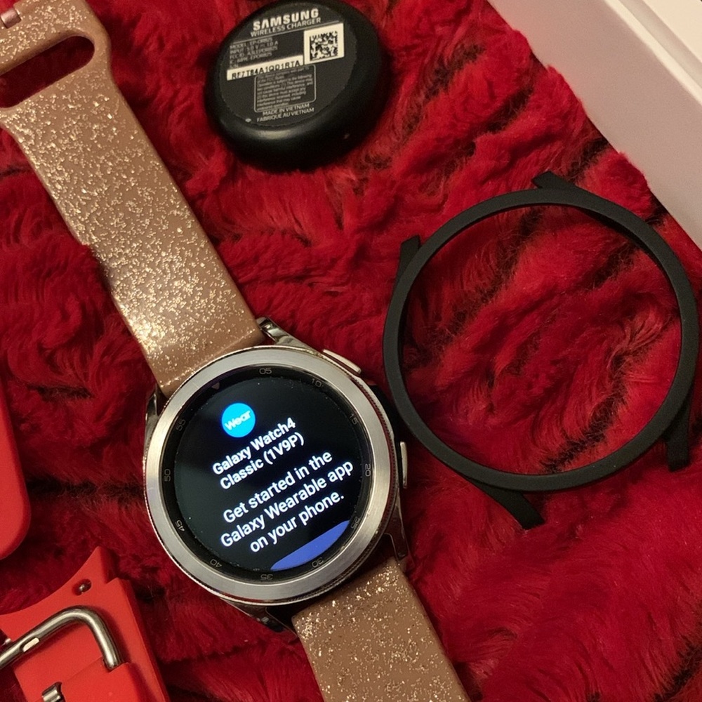 Galaxy4 watch no great condition. Definitely like new. Has box and extra bands
